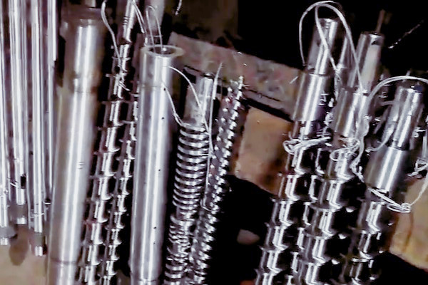 塑料擠出機(jī)機(jī)筒螺桿卡死了怎么辦？一套從應(yīng)急拆解到根本預(yù)防的解決方案